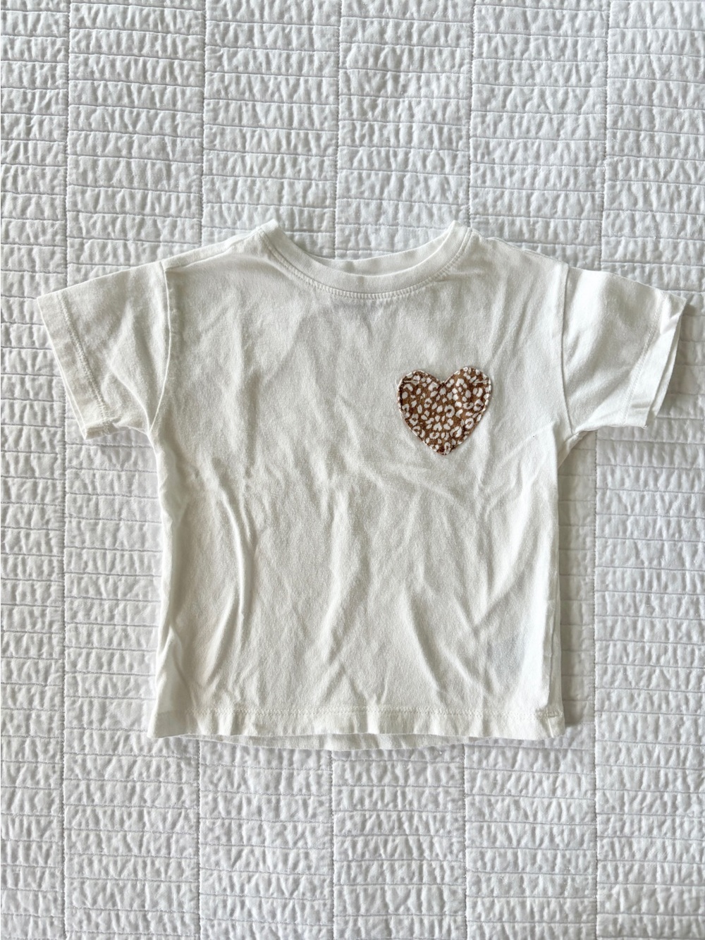 Old Navy White Short-Sleeve Tee with Leopard Heart Pocket Toddler Girls Size 2T
